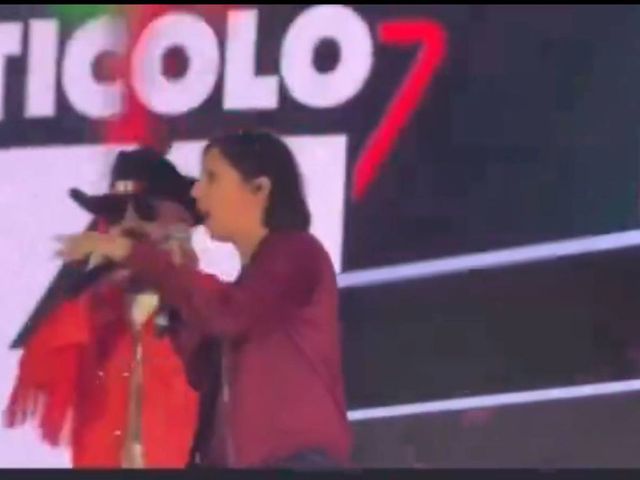 Elly Schlein rapper per una sera, canta sul palco con J-Ax