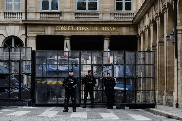 Proteste în centrul Parisului după decizia Consiliului Constituțional privind reforma pensiilor