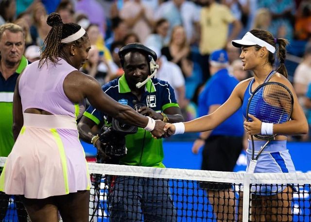 Emma Răducanu a bătut-o zdravăn pe Serena Williams