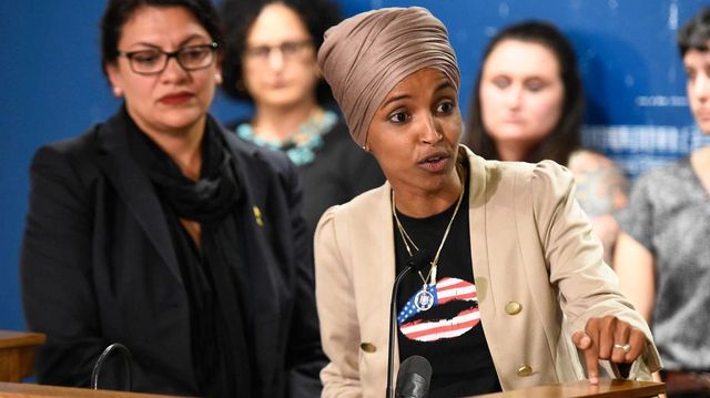 Ismeretlen folyadékkal spriccelte le Ilhan Omar amerikai képviselőt egy férfi Minneapolisban