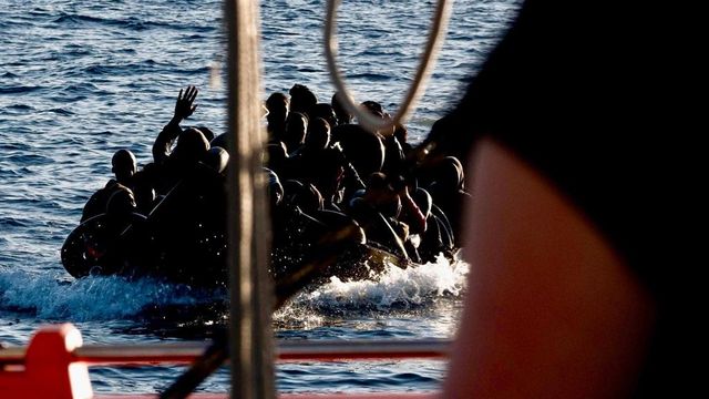 Sedici migranti verso l'Albania, ma a Lampedusa ne sbarcano mille