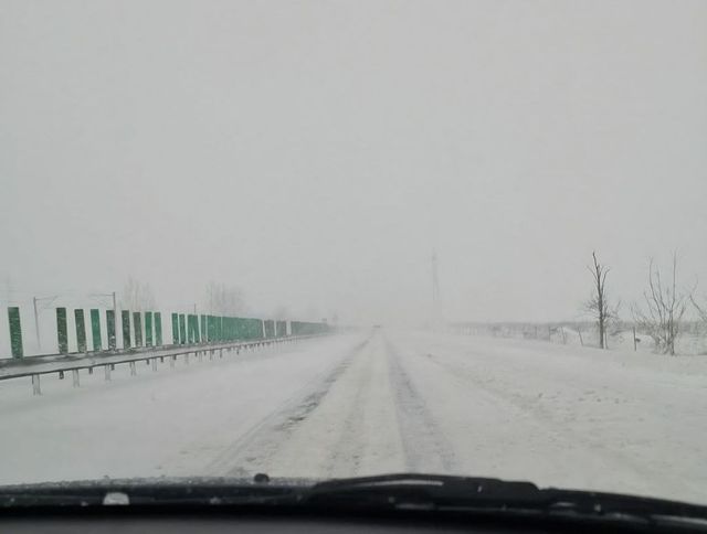 Infotrafic: drumuri închise și zboruri întârziate din cauza viscolului