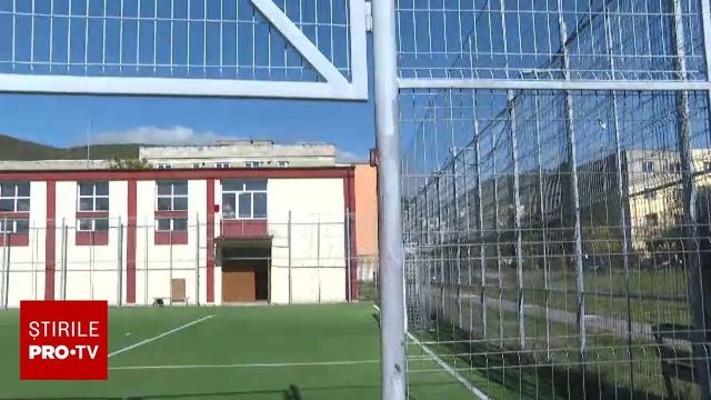 Elev de 16 ani, înjunghiat în curtea școlii de un tânăr de 18 ani, în București