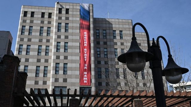 Ambasada Rusiei la Seul a afișat un banner cu mesajul „Victoria va fi a noastră” și refuză să îl scoată