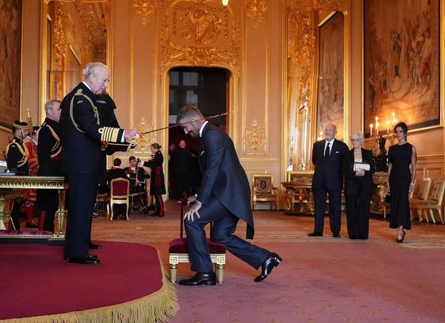 David Beckham a fellegekben: lovaggá ütötte Károly király a sztárfocistát