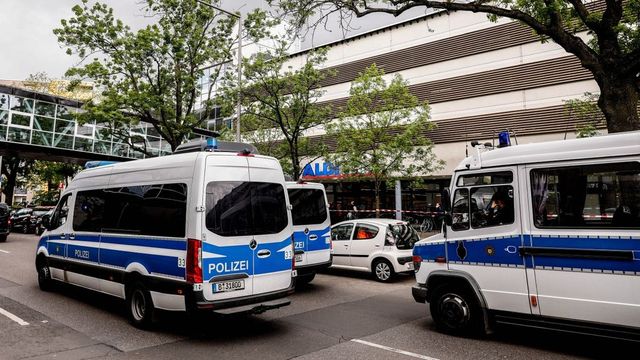 Властите съобщиха за няколко нападатели и заложници в банката в Западна Германия