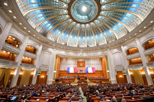 Parlamentul se reunește în sesiune extraordinară