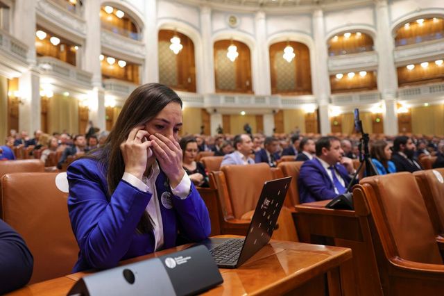 Extremiștii au adunat semnăturile pentru suspendarea lui Iohannis și le-au depus la Parlament