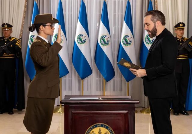 El Salvador militariza la educación