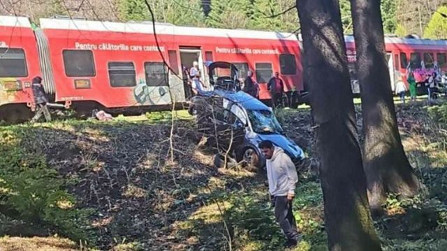 Mașină a corpului diplomatic indian, lovită de tren în județul Brașov