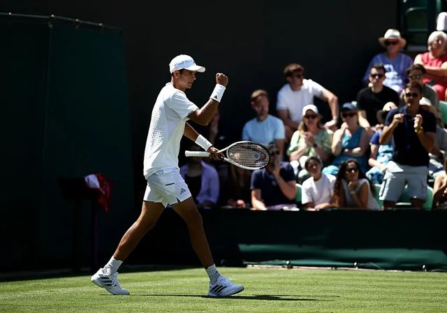 Jódar debuta en Wimbledon con un contundente triunfo ante Gill