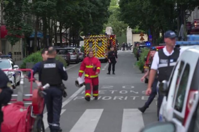 Un mort și șase răniți, după ce o mașină a intrat într-un grup de oameni, pe terasa unei cafenele din Paris