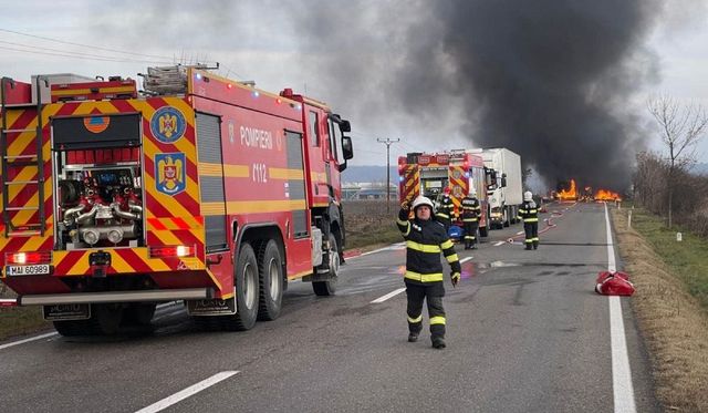 O cisternă cu GPL a luat foc după un accident cu o altă cisternă, la Săcuieni, în Dâmbovița