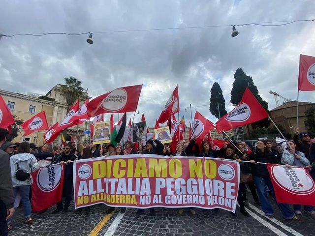 Corteo a Roma contro la guerra e il referendum, bruciato cartellone con Meloni e Nordio