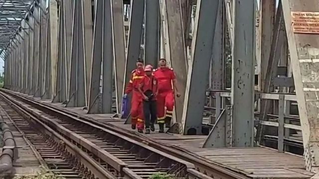 Un bărbat a fost la un pas de moarte după ce a adormit pe șinele de la calea ferată, în Galați