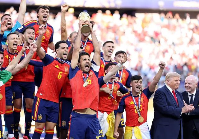 Trump la lía: helicóptero, abucheos y 'photobomb' con la copa