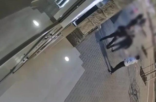 Doi tineri de 17 și 19 ani, reținuți pentru jaf și huliganism în centrul Chișinăului