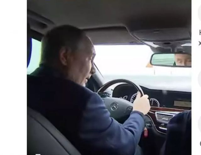 Путин шофира мерцедес по Кримския мост
