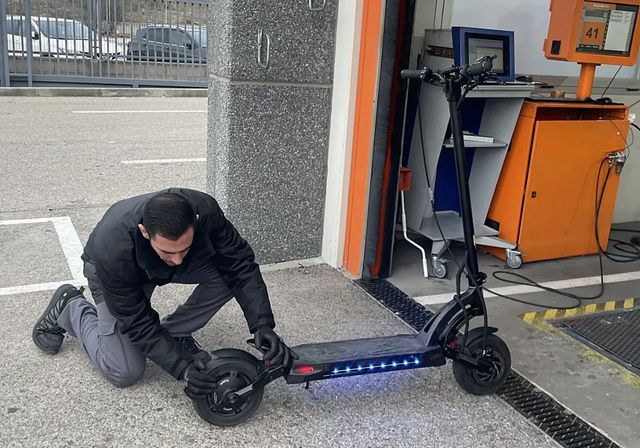 ¿Sabías que ya es obligatorio asegurar un patinete en España? Evita multas de 800 euros