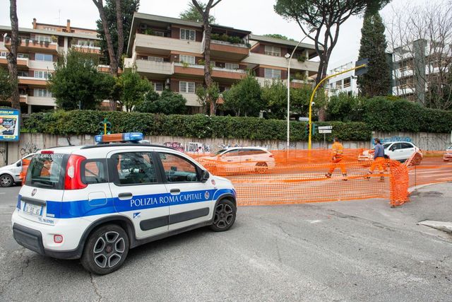 Due bambini lasciati soli in auto sotto il sole a Roma: madre denunciata