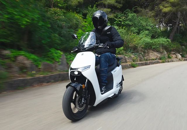 Nueve razones a favor (y una en contra) para vivir por fin la ciudad en escúter eléctrico