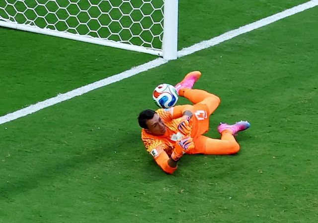 Baena se aprovecha de un nuevo error de Muslera para lucirse ante Valverde