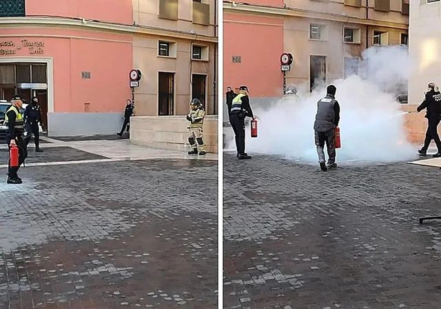 Un bombero armado con un hacha amenaza con quemarse a lo bonzo en Murcia