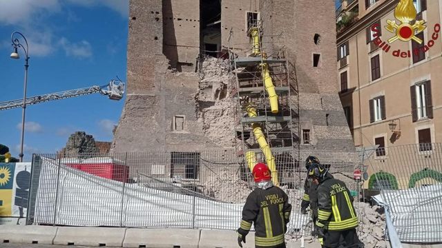 Parte de una torre medieval en el centro de Roma se derrumba durante su restauración