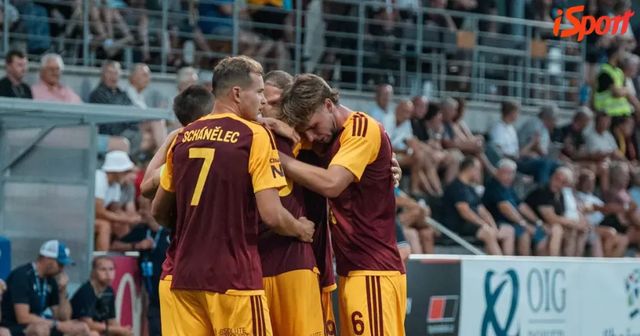 ONLINE: Dukla - Kroměříž 1:0. Karviná vede v Prostějově, Slavia B porazila Třinec