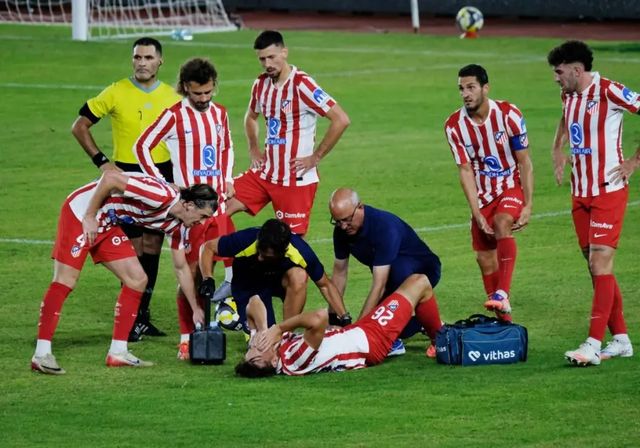 Kostis tiene roto el cruzado anterior de su rodilla izquierda