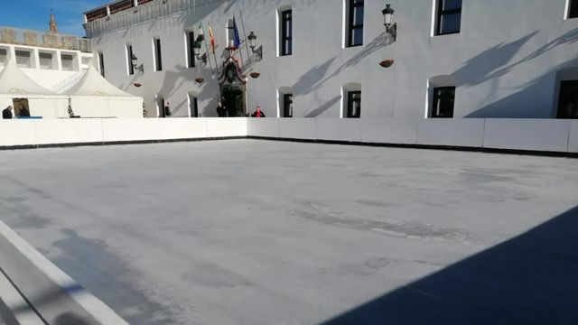 Abre la pista de hielo de la Plaza de la Alcazaba