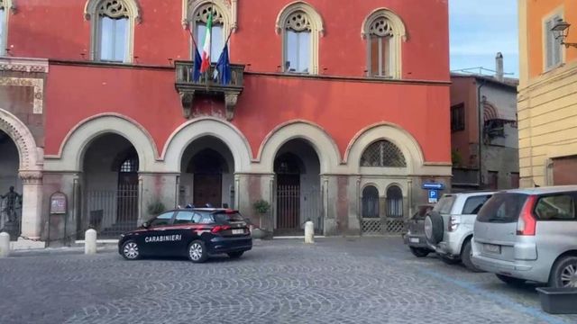 Sesso in cambio di vantaggi economici, arrestato funzionario comunale di Campagnano