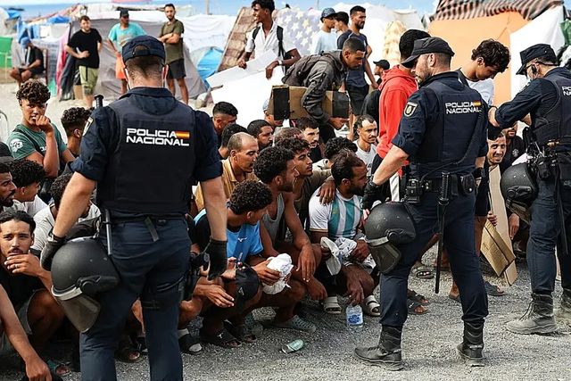 Frontera blindada, desalojos en el Tarajal y tensión en el Trampolín tras el pinchazo del llamamiento a una nueva entrada masiva en Ceuta