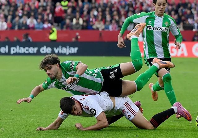 El Betis asalta el Pizjuán en un derbi interrumpido por incidentes de público