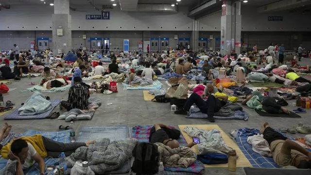 Тайфунът „Бави“ достигна сушата в Източен Китай, където са евакуирани близо два милиона души