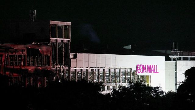 Forte terremoto in Giappone, esplosione in un centro commerciale