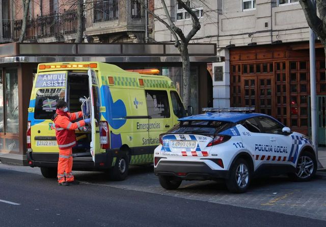 Agrede a su pareja y la echa de casa en ropa interior