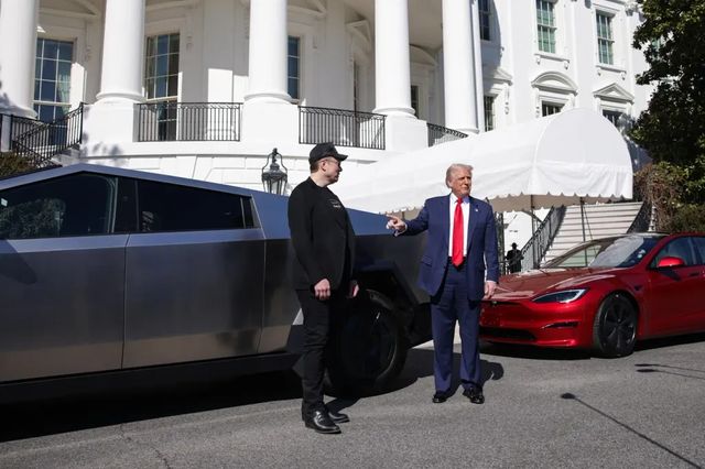 Trump își cumpără o Tesla nouă pentru a-l susține pe Elon Musk