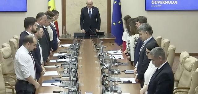 VIDEO Familiile polițiștilor decedați la Sîngerei vor primi câte 1 milion de lei. Minut de reculegere în Guvern