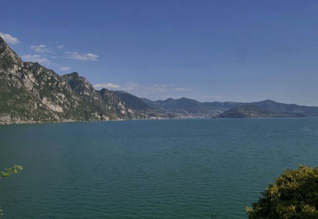 Sirmione, si tuffa nel lago di Garda per aiutare un bambino e lo salva ma poi non riemerge
