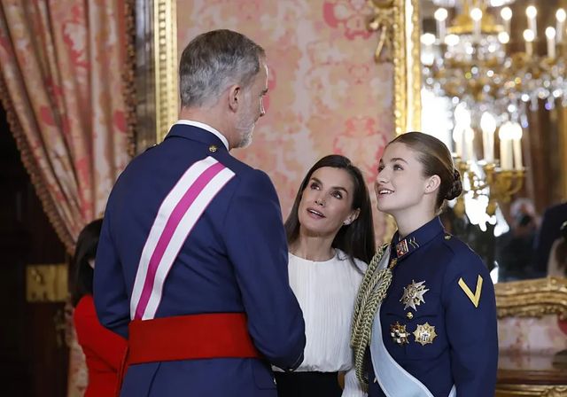 Felipe VI instruye a Leonor como futura capitán general de las Fuerzas Armadas