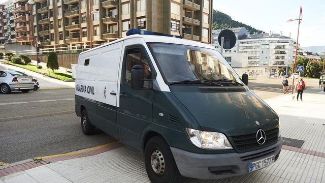 Detenido el hombre que llevaba desde el lunes encaramado a una ventana en Castro Urdiales tras agredir a su madre