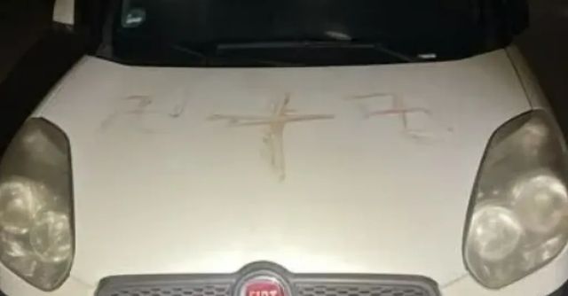 Policie v německém Hanau zadržela Rumuna podezřelého z pomalování aut krví