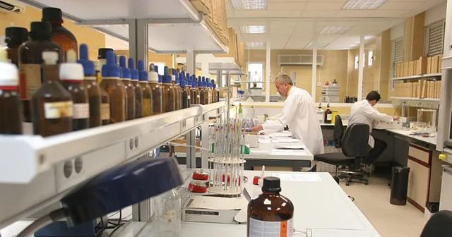 Tres personas heridas, dos graves, por una explosión en el laboratorio de la Facultad de Química de Tarragona