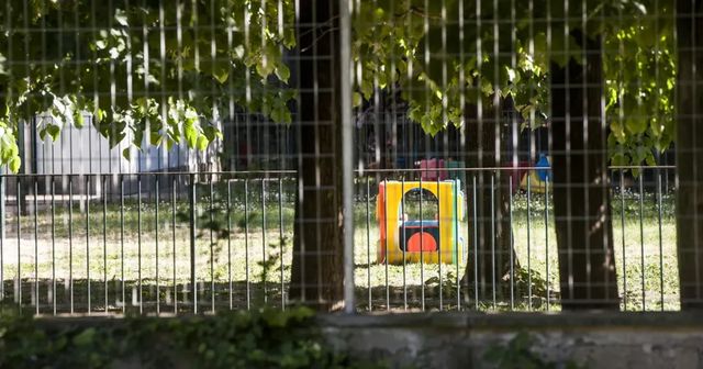 Bambino schiacciato da trave in parco giochi, è grave