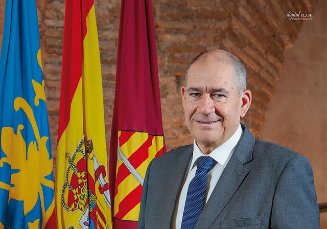 «Menudo escote llevas, qué corta vas, qué fresca», las frases machistas de un concejal de Alzira a su compañera