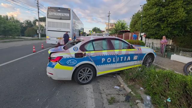 Un autocar din Republica Moldova a lovit o mașină de poliție oprită pe marginea drumului, la Constanța: Doi polițiști au fost răniți