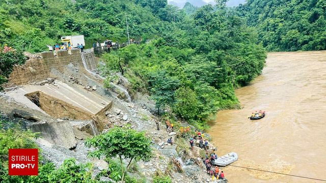 Două autobuze pline cu oameni au căzut într-un râu, din cauza unei alunecări de teren în Nepal. 60 de persoane, dispărute