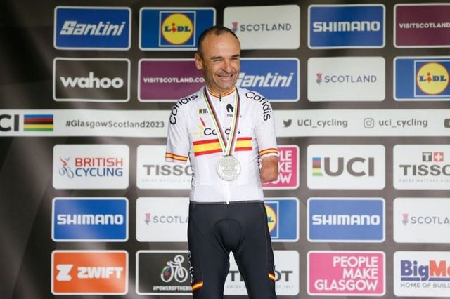 Un campion mondial din Spania a fost premiat cu două ceasuri, deși are brațele amputate: Reacția sportivului