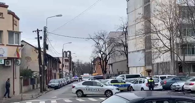 Un bărbat din București a amenințat cu moartea o femeie, apoi s-a baricadat în casă